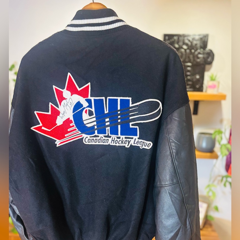 Wayne Gretzky Signed Roots Jacket CHL– “Cherry vs. Orr” Edition (2000)